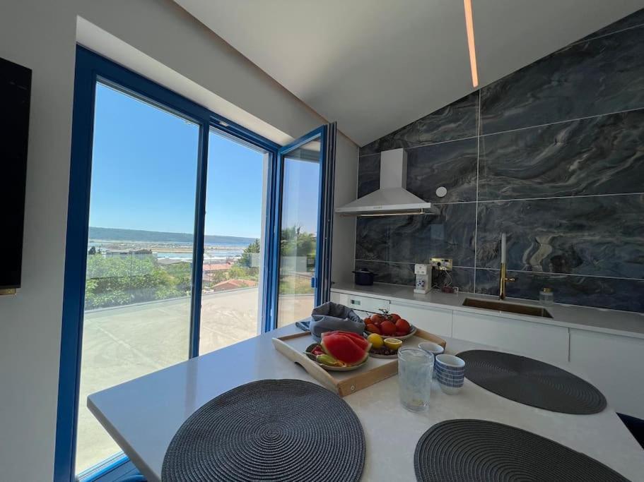 Sea View 2 Bedroom Apartment *